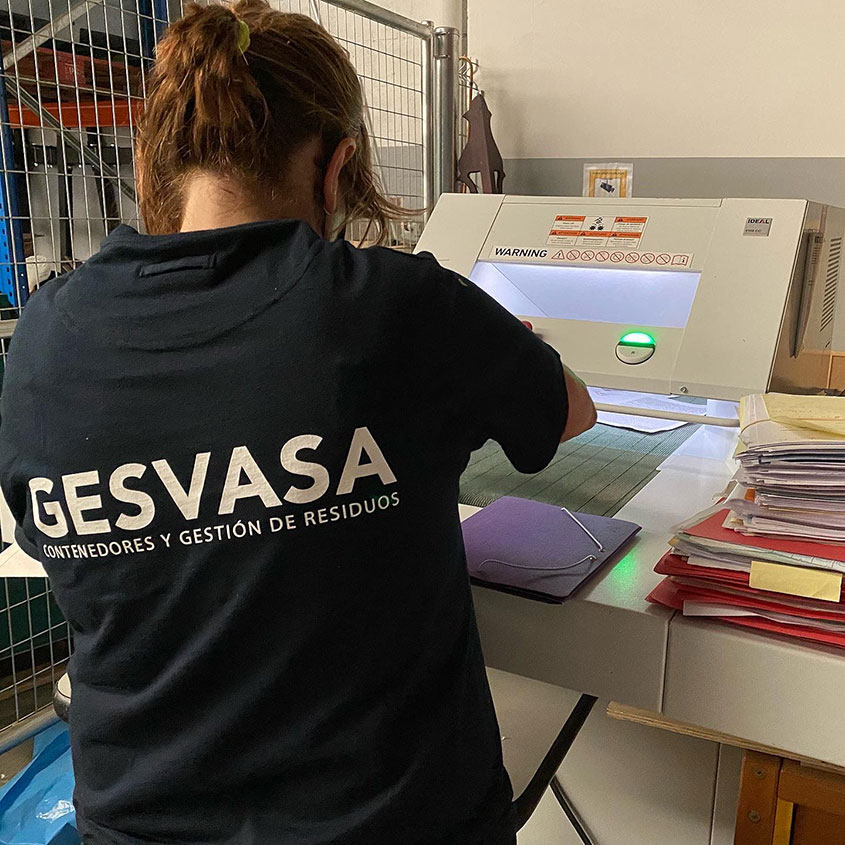 Foto operaria Gesvasa detruyendo documentos