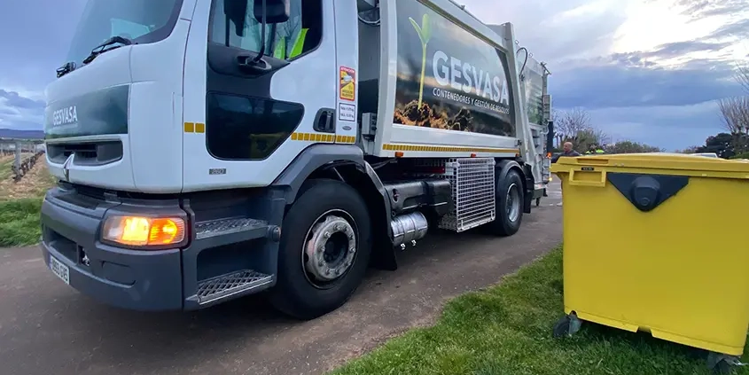 Economía circular con GESVASA gestión de residuos en Logroño Imagen camión de recogida y contenedor
