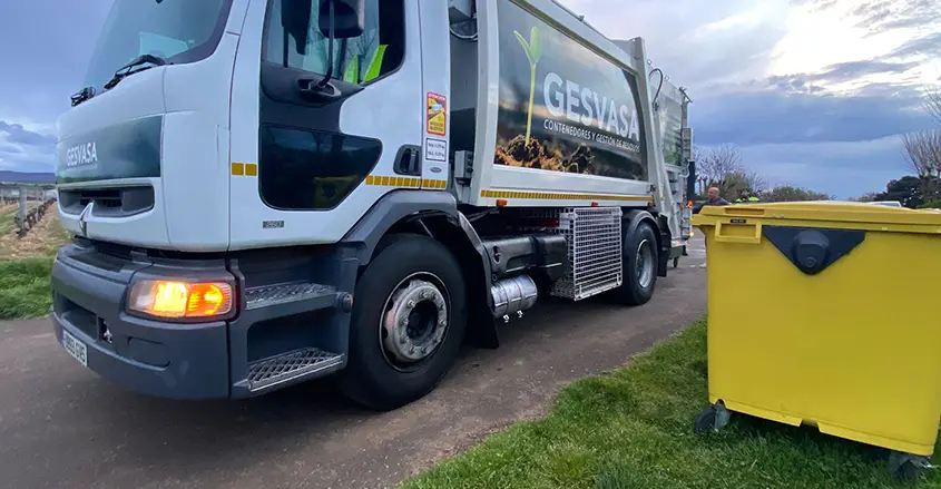 Economía circular con GESVASA gestión de residuos en Logroño Imagen camión de recogida y contenedor