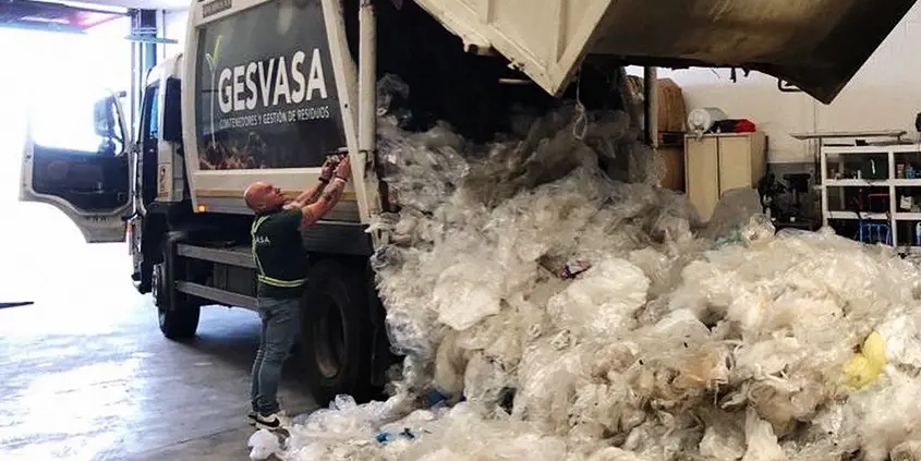 Imagen camión recogida de residuos de Gesvasa