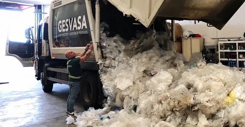 Imagen camión recogida de residuos de Gesvasa