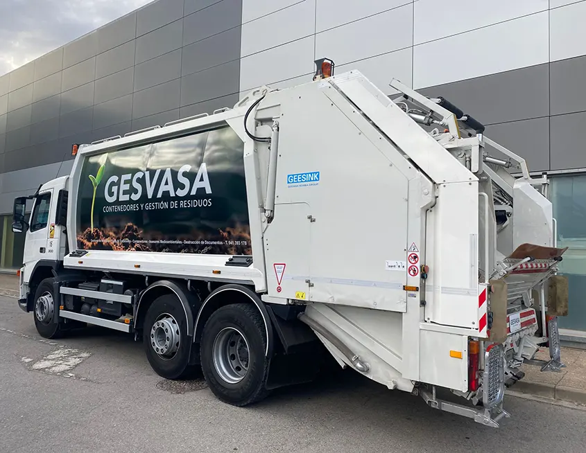 Imagen del nuevo recolector VOLVO FM300 se incorpora a la flota de GESVASA