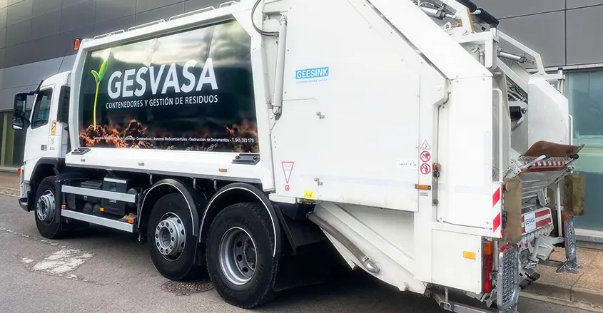 Imagen del nuevo recolector VOLVO FM300 se incorpora a la flota de GESVASA